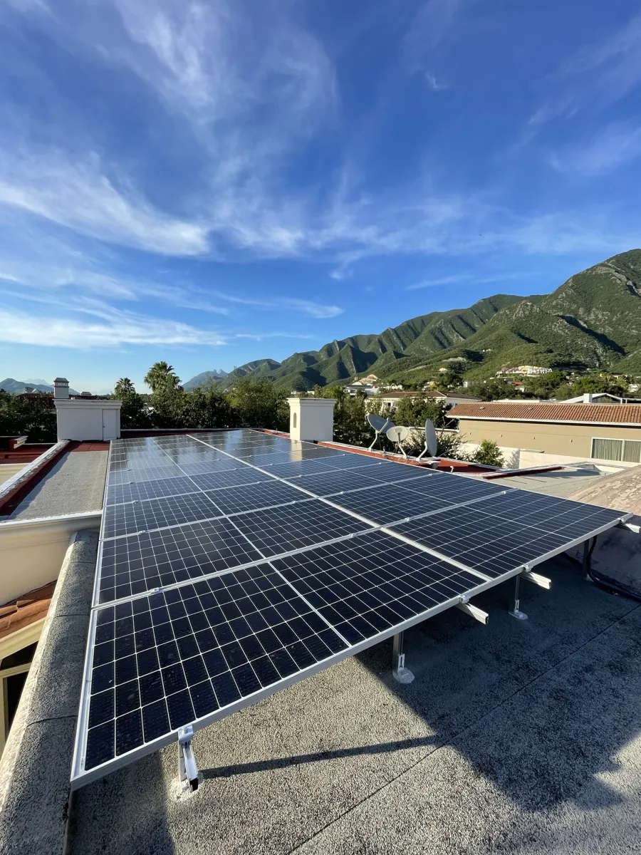 Instalación ECOS — sistema solar residencial premium en Monterrey